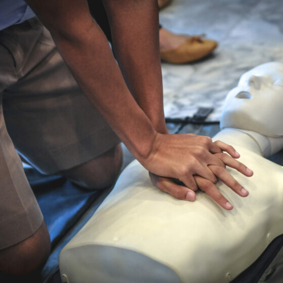 sauveteur secouriste réalisant un massage cardiaque