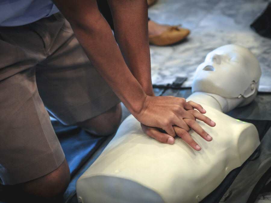 sauveteur secouriste réalisant un massage cardiaque