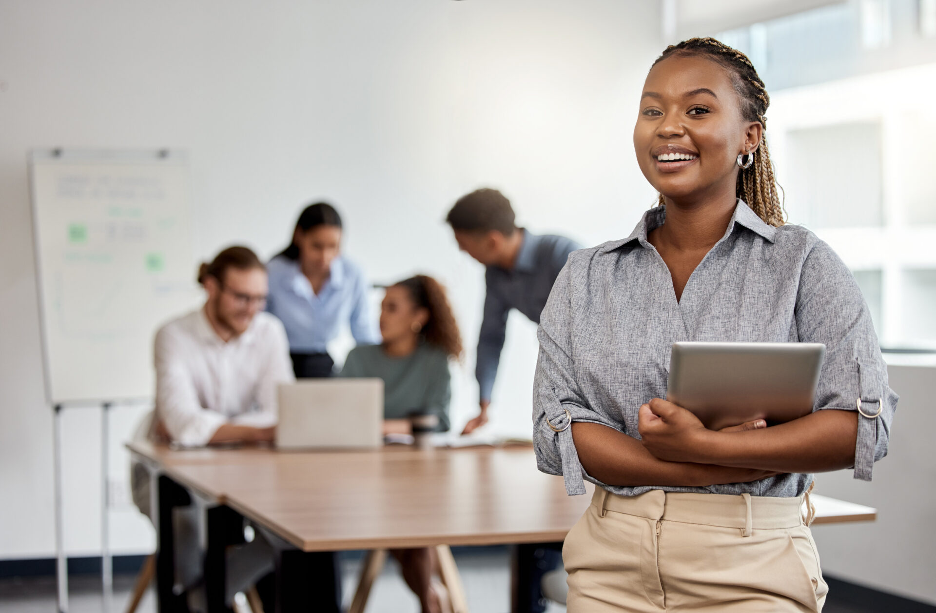 eune femme engagée dans une salle de classe, illustrant les formations professionnelles proposées par FFP Conseil.